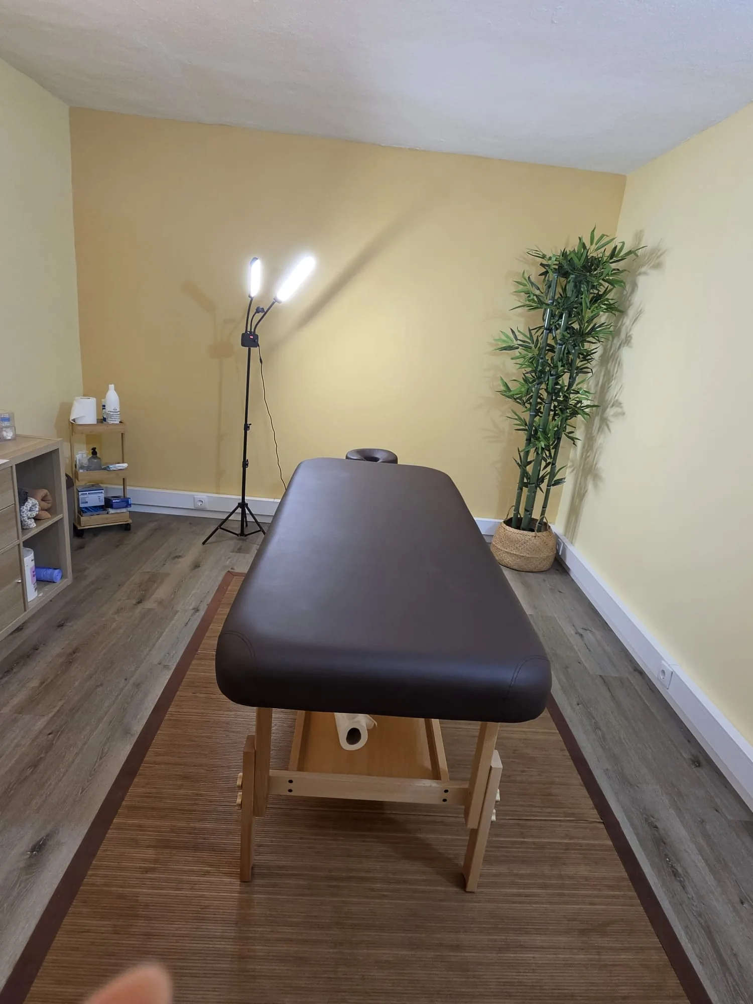 Sala de massagens com marquesa e ambiente acolhedor