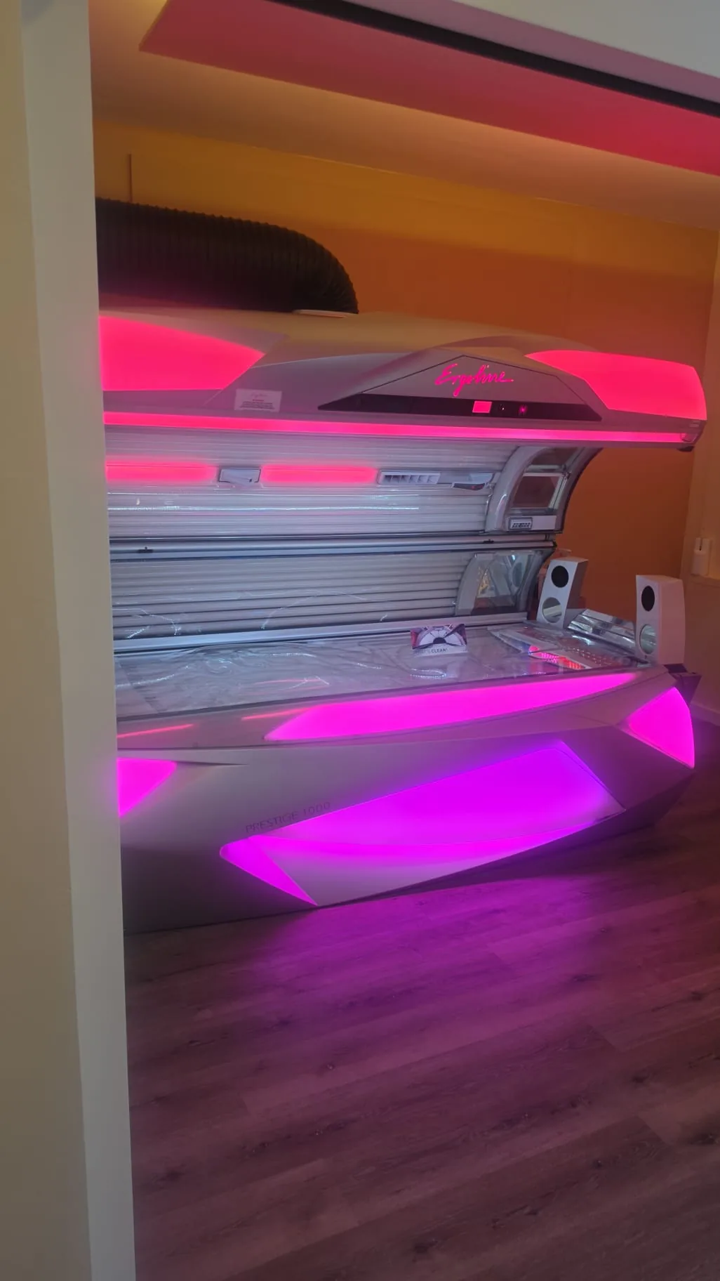 Máquina de solário horizontal Ergoline Prestige 1600 com iluminação rosa